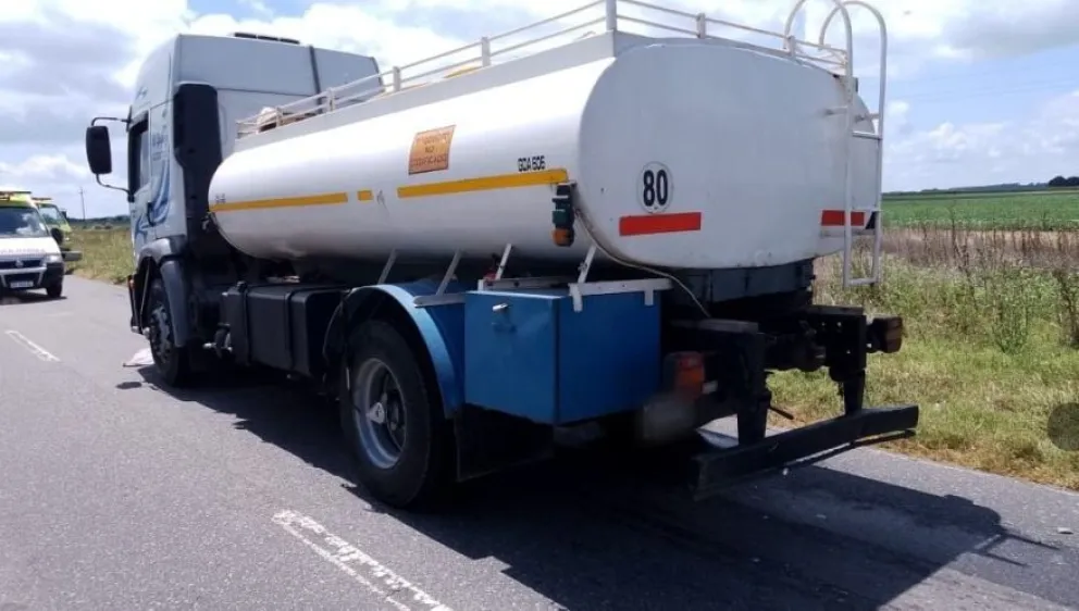 Accidente fatal en Ruta 65: falleció un motociclista tras chocar con un camión cisterna