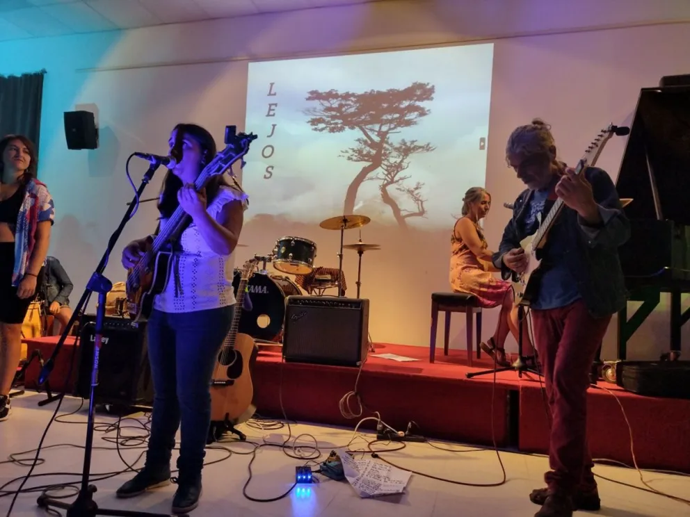 Vicki Ané presentó sus discos en el Auditorio de la Biblioteca Rivadavia