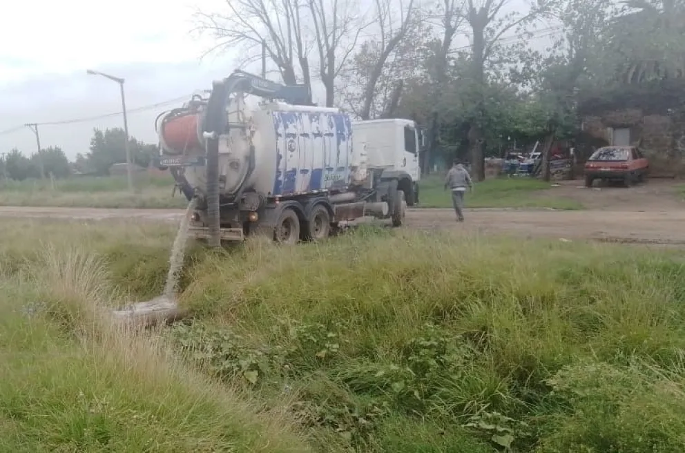 Vaciaron un camión desobstructor en Barrio Obrero y el municipio anunció que abrirá un sumario