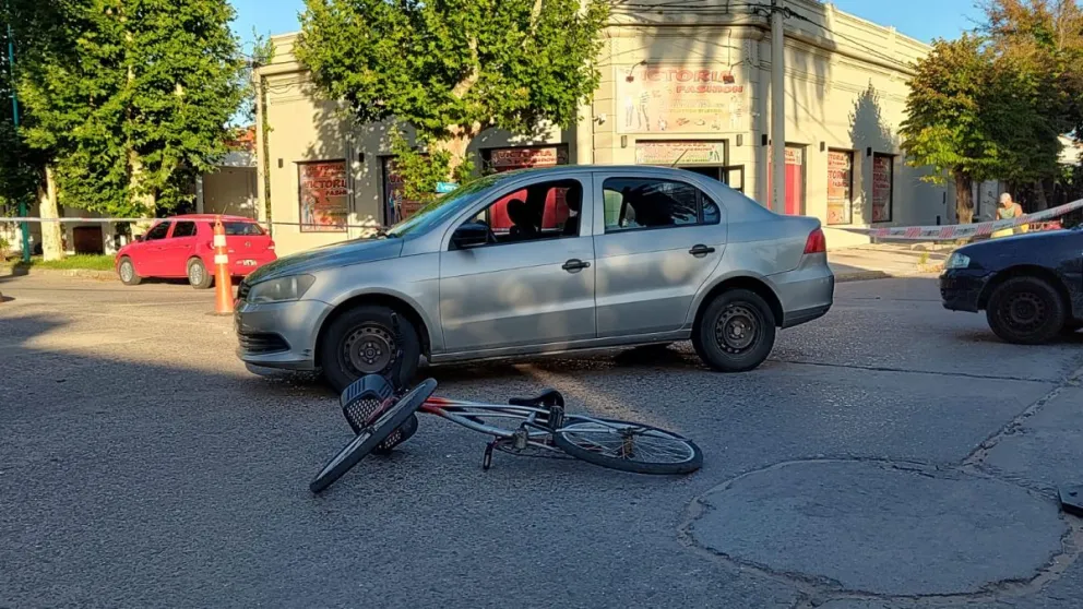 Colisión entre un remis y una bicicleta deja a una mujer hospitalizada