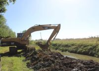 El municipio comenzó a limpiar el canal lindero a Barrio Cooperativa
