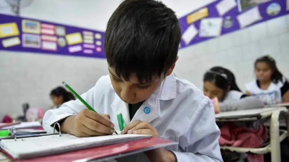 Aumenta la ayuda escolar a $70 mil por estudiante: cómo anotarse y a quiénes está destinado