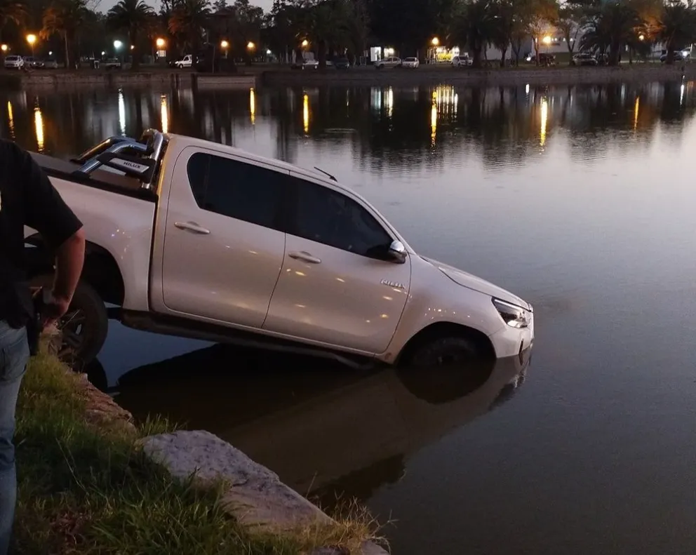 Cayó una camioneta a la glorieta del parque Las Acollaradas