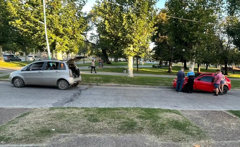 Dos vehículos protagonizaron una colisión en pleno centro de la ciudad