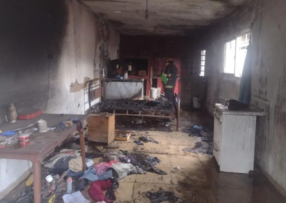 Feroz incendio destruyó una vivienda y un auto en calle Borges al 300