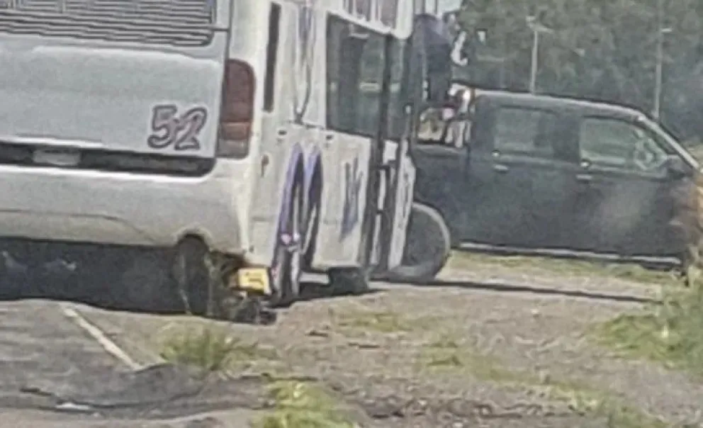 Ruta 65: un micro sufrió un violento incidente en cercanías de la localidad de Ibarra