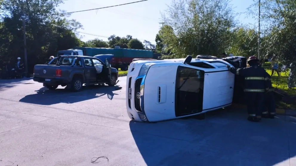 Impactante choque entre dos camionetas: vuelco y una mujer hospitalizada