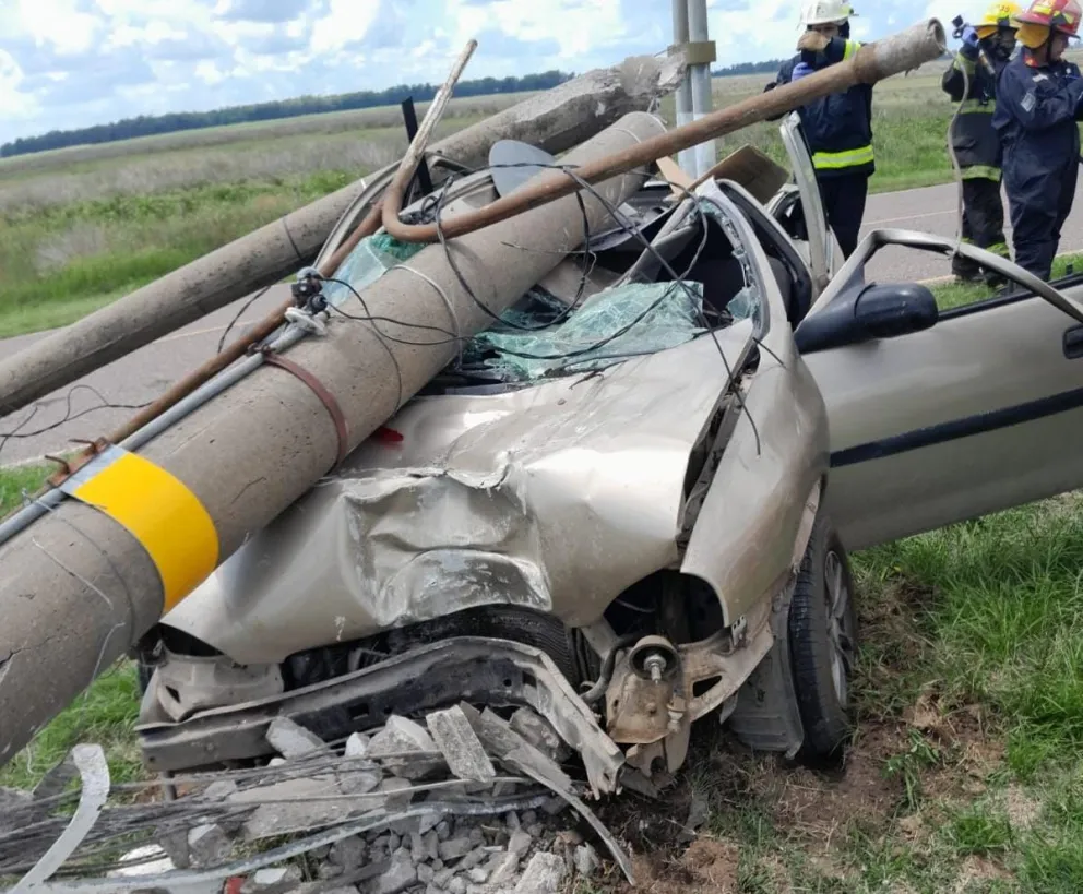 Ruta 65: colisionó una columna, el auto quedó destruido y la conductora hospitalizada