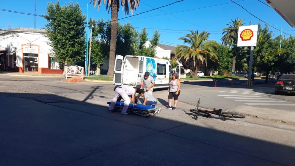 Ciclista hospitalizada tras ser impactada por una camioneta en zona céntrica