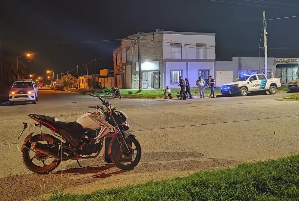 Accidente entre dos motos deja a una mujer hospitalizada