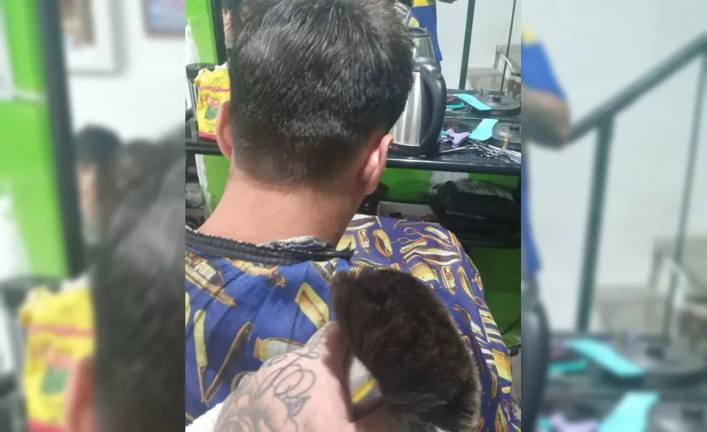 Peluquero bolivarense ofrece cortes gratis para las familias que no puedan pagarlos