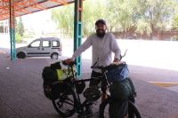 Brasilero viaja desde 2014 en bicicleta, pasó por Bolívar y quiere llegar a China