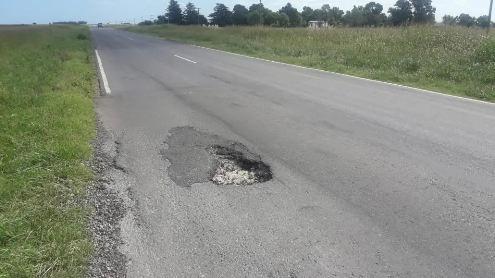 Bomberos asistieron a cinco vehículos afectados por un pozo en Ruta 65 y realizaron bacheo
