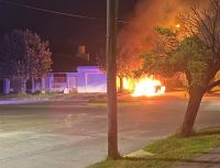 Voraz incendio destruyó un auto durante la madrugada en Bolívar