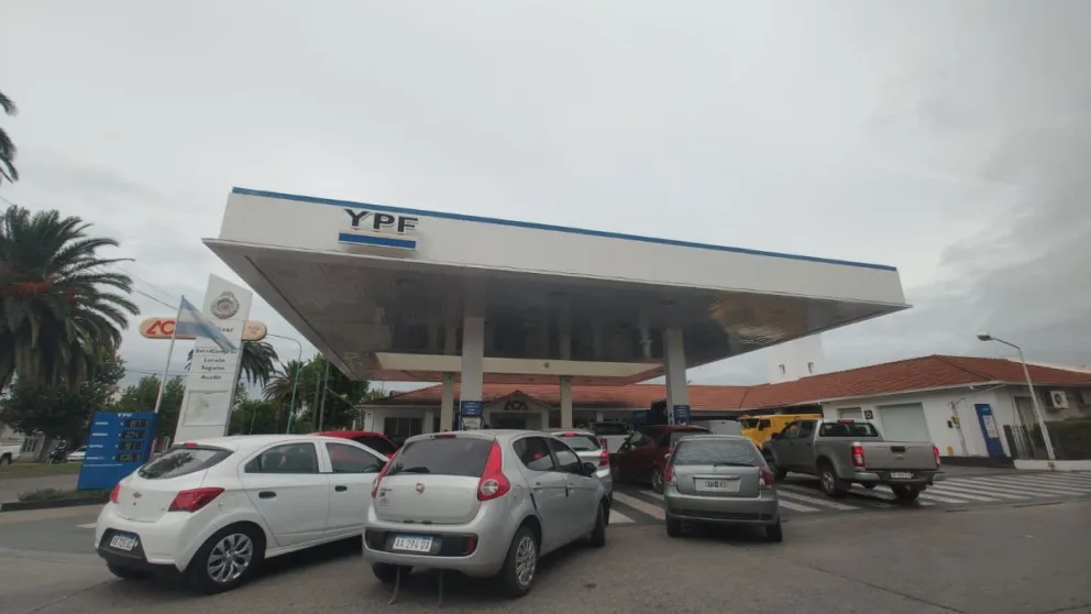 Últimas horas para llenar el tanque: a cuánto suben los precios de los combustibles