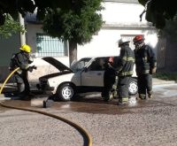 Bomberos fueron alertados por un incendio vehicular en Bolívar