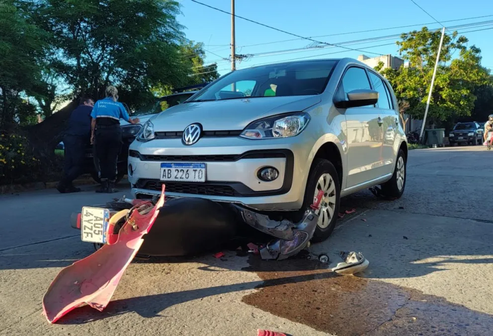 Un auto arrastró a una moto en Uriburu y Las Heras: una persona hospitalizada