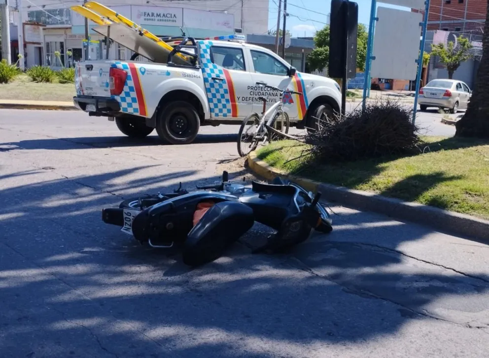 Dos motociclistas hospitalizados tras colisión frente a la terminal