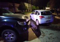 Fuerte colisión entre un auto y una camioneta: un hombre hospitalizado