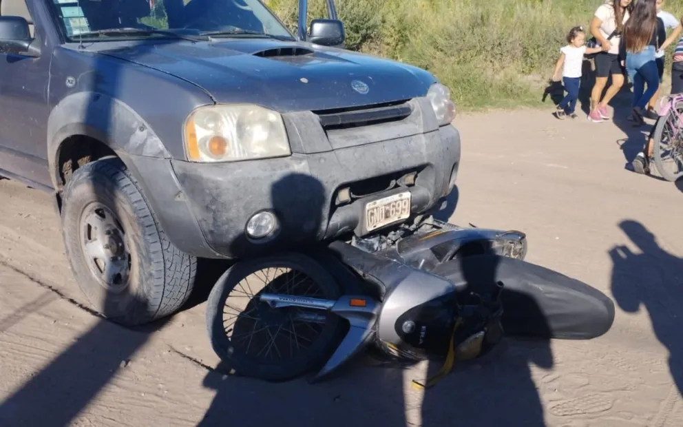 Motociclista resultó hospitalizada tras colisionar con una camioneta