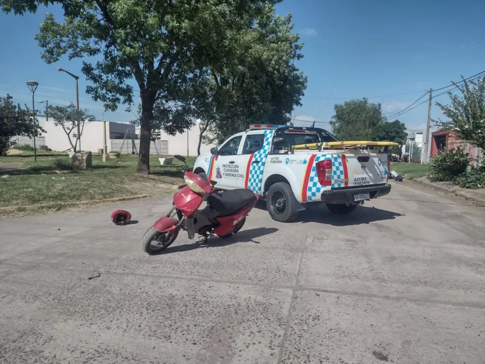 Un motociclista impactó contra un auto y fue hospitalizado