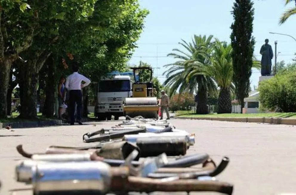 La destrucción de más de 100 caños de escape no reglamentarios se pasó para este jueves