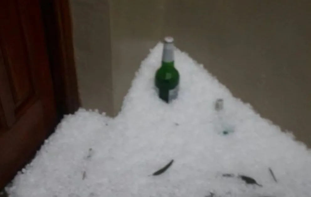 Insólito: puso a enfriar una botella de cerveza entre el granizo caído en Bolívar