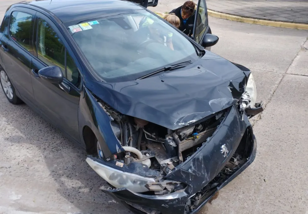 Una mujer hospitalizada tras una violenta colisión en planta urbana