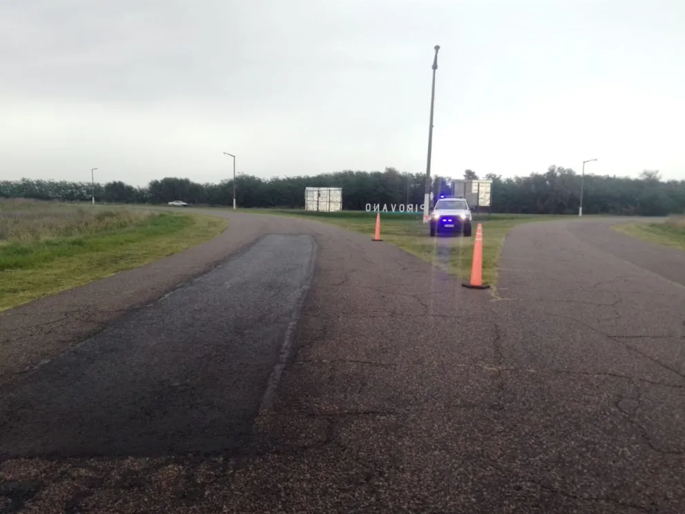 Infraccionaron a un camión por circular con hacienda durante la lluvia en un camino rural
