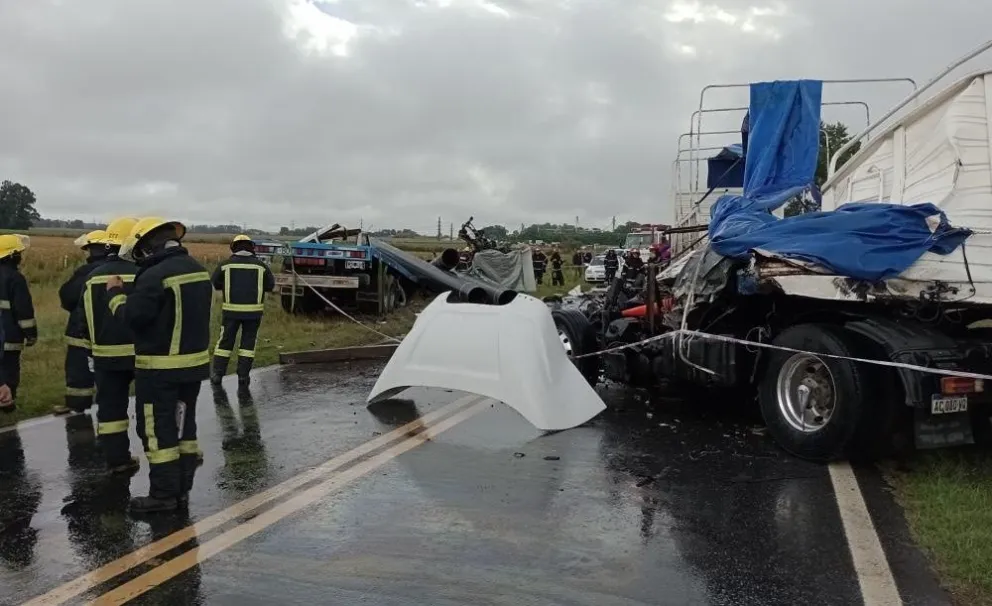 Tragedia en la zona: un joven perdió la vida tras una colisión frontal entre dos camiones