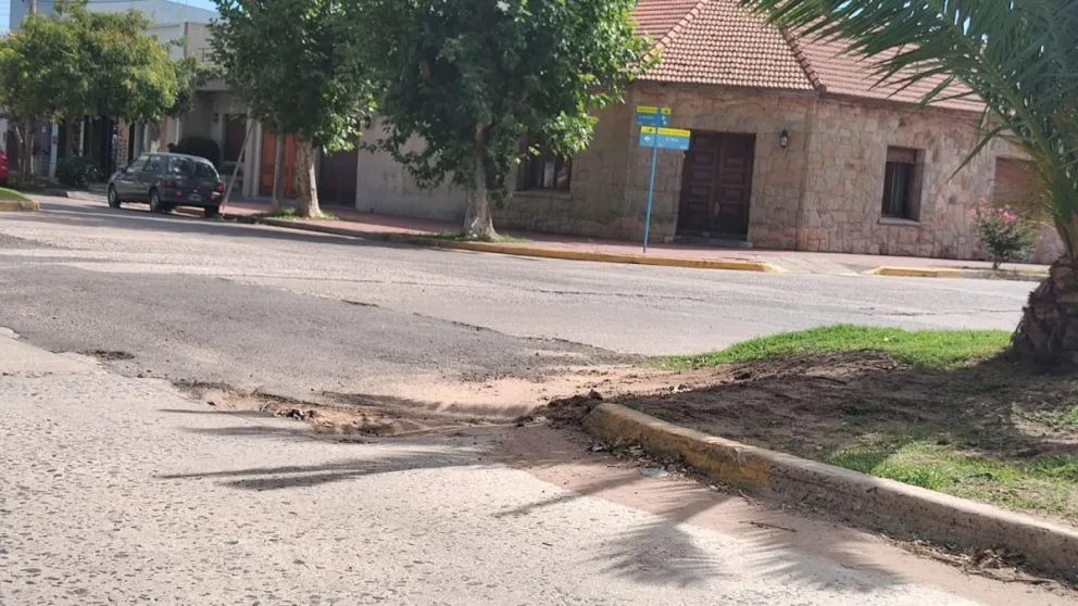 Sigue sin terminarse la obra de agua y se empiezan a resquebrajar los parches de fresado asfáltico