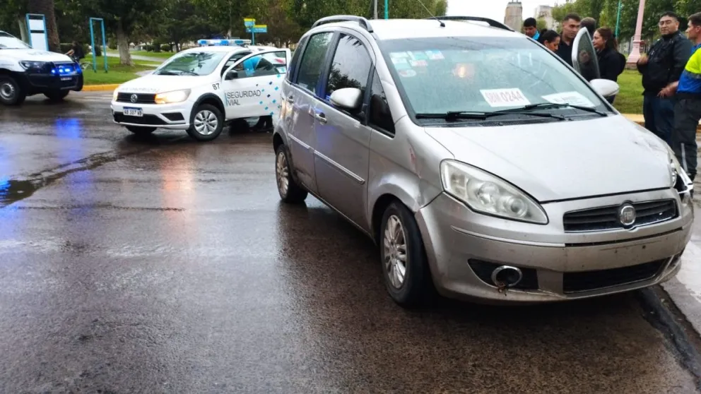 Martes lluvioso: un remis chocó en pleno centro de Bolívar y se generaron daños materiales