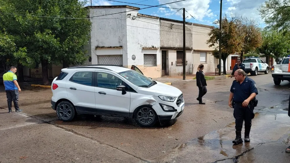 Choque vehicular en la planta urbana de Bolívar: un vehículo se dio a la fuga