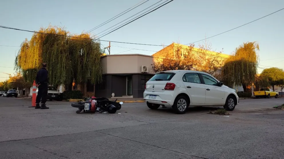 Conductor de una moto fue hospitalizado tras chocar con un auto en planta urbana