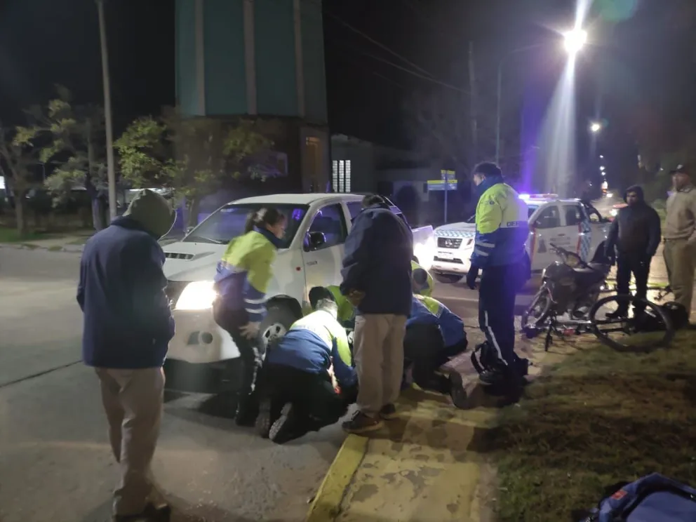 Choque de madrugada en Lavalle y Tres de Febrero: un ciclista hospitalizado