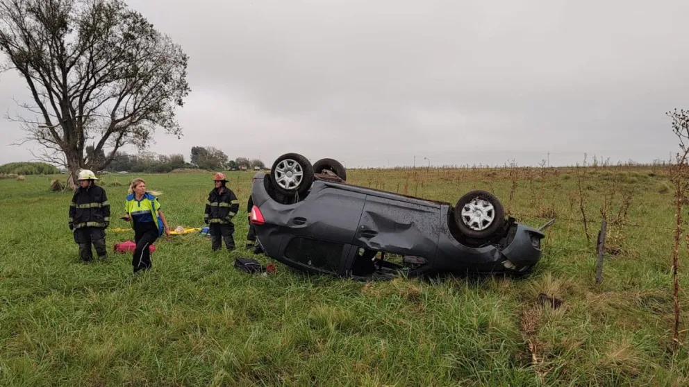 Dos mujeres sufrieron un violento vuelco en Ruta 205 y fueron hospitalizadas