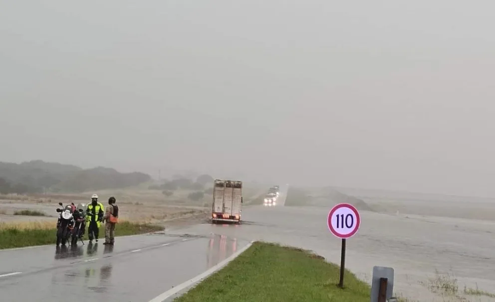 Las lluvias volvieron a dejar rastros: inundaciones y ruta anegada en la zona de Carhué
