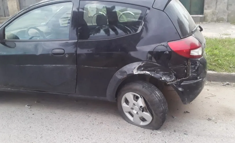 Dos automóviles involucrados en una colisión sobre avenida 25 de Mayo