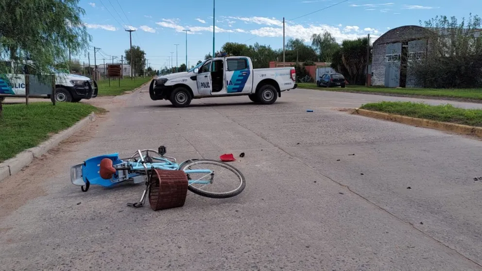 Moto chocó a una bicicleta y huyó: una persona hospitalizada