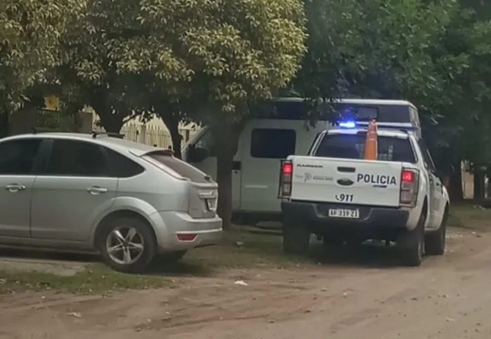 Un ladrón caminaba por su techo y lo "bajó" de un tiro: al caer, lo atacó con un hierro en el rostro