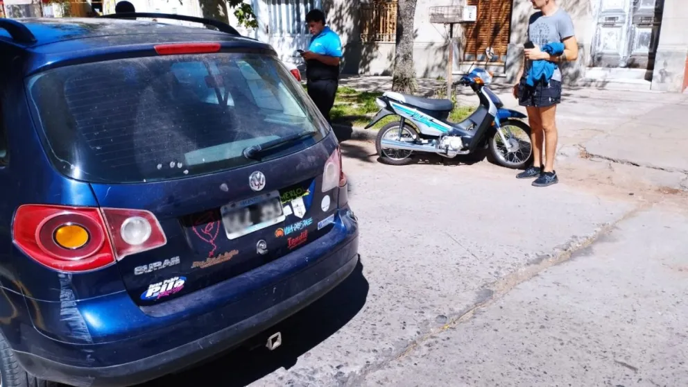 Motociclista hospitalizada tras una colisión vehicular en avenida Alsina