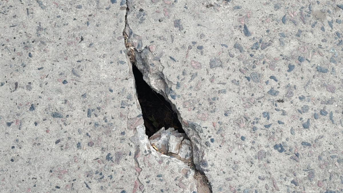 Daños en el asfalto bolivarense: urge tapar un peligroso agujero en avenida Alsina