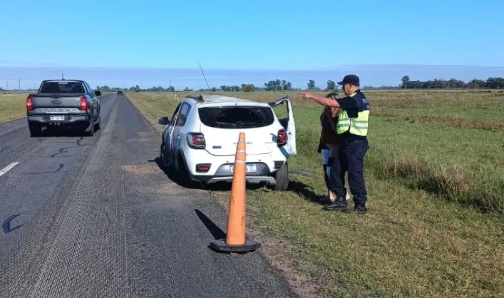 Imprudencia total en Ruta 205: chocó, provocó un vuelco y se fugó, pero lo atraparon