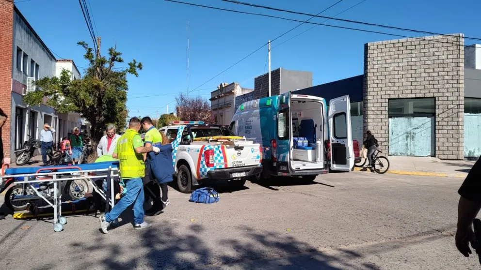 Motociclista resultó hospitalizada tras colisionar con una bicicleta en planta urbana