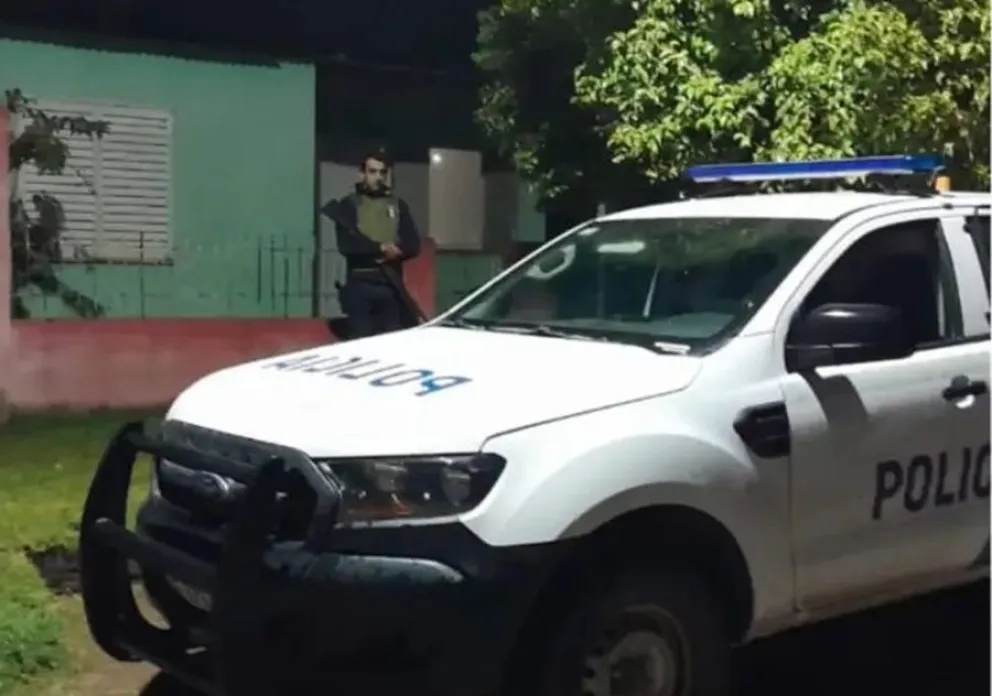 Fue a vender dólares "en negro" y lo asaltaron a punta de pistola: dos aprehendidos