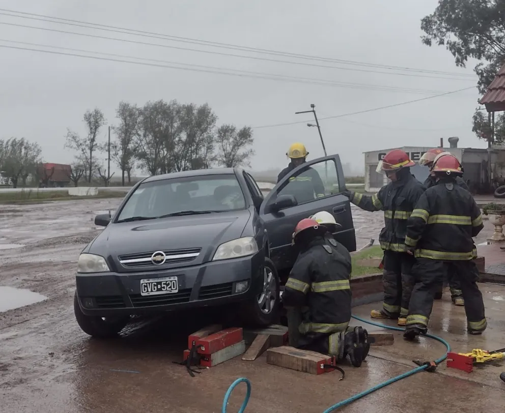Una mujer a bordo de un auto sufrió un accidente en la playa de una estación de servicio