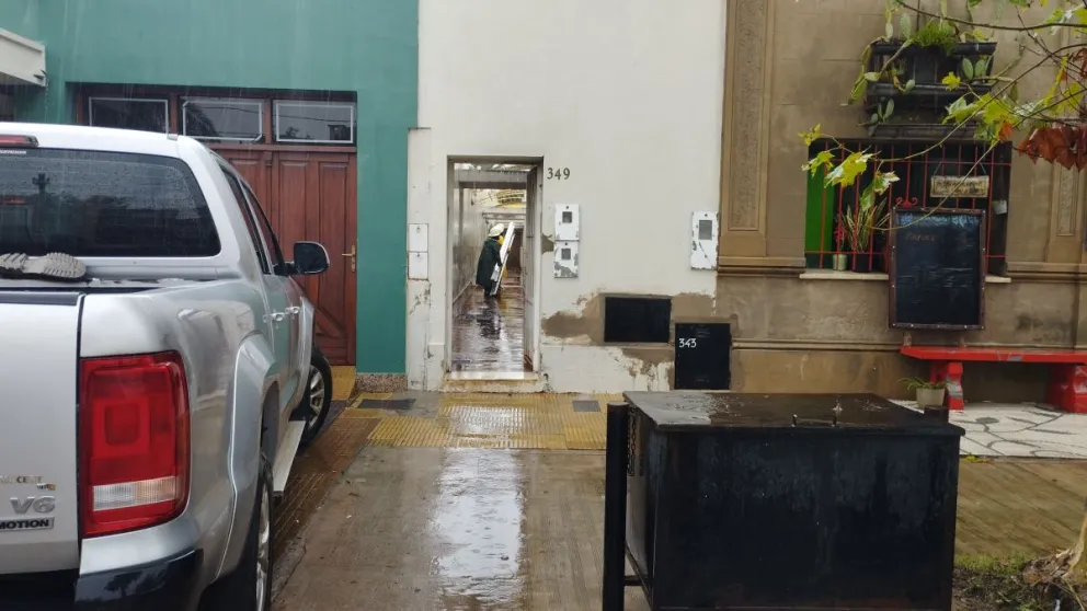 Las lluvias provocaron inundaciones en calles, viviendas, comercios y la comisaría