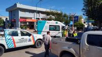 Ciclista fue derivado al hospital tras impactar con una camioneta en pleno centro