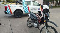 Choque de motos: una se dio a la fuga y dos personas fueron hospitalizadas