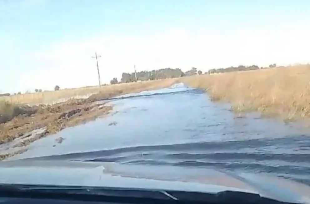 Acceso poco transitable y vehículos encajados en el camino de la localidad de Paula
